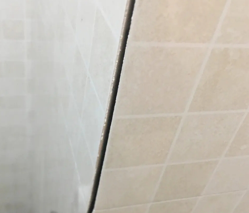 梁山瓷砖空鼓维修公司分享阳台瓷砖脱落的修复过程可以分为以下几个步骤
