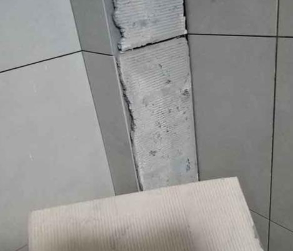 梁山瓷砖空鼓维修公司分享下厨房瓷砖脱落的补救措施。